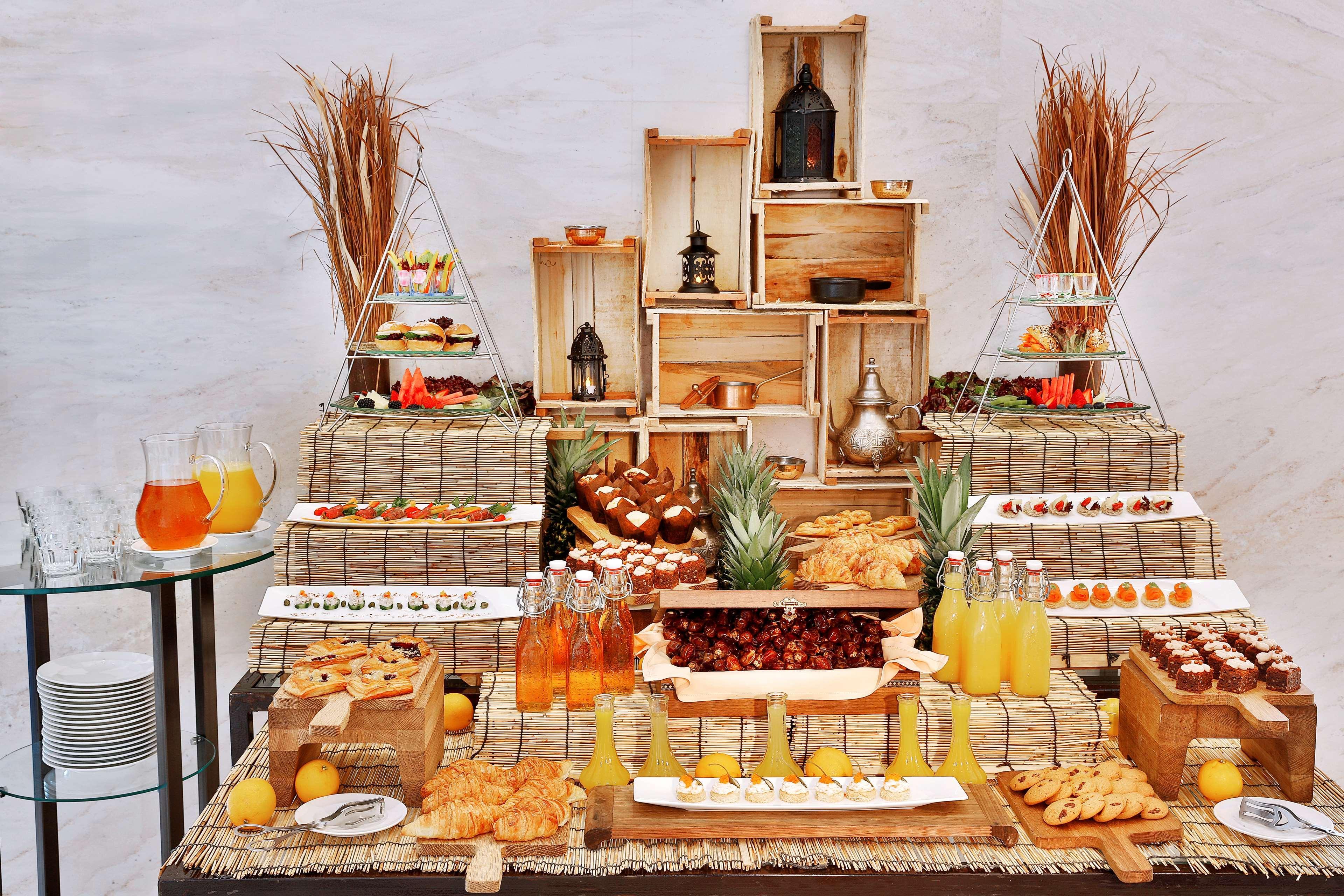 Doubletree By Hilton Resort & Spa Marjan Island Ras al-Khaimah Exterior foto A dessert buffet