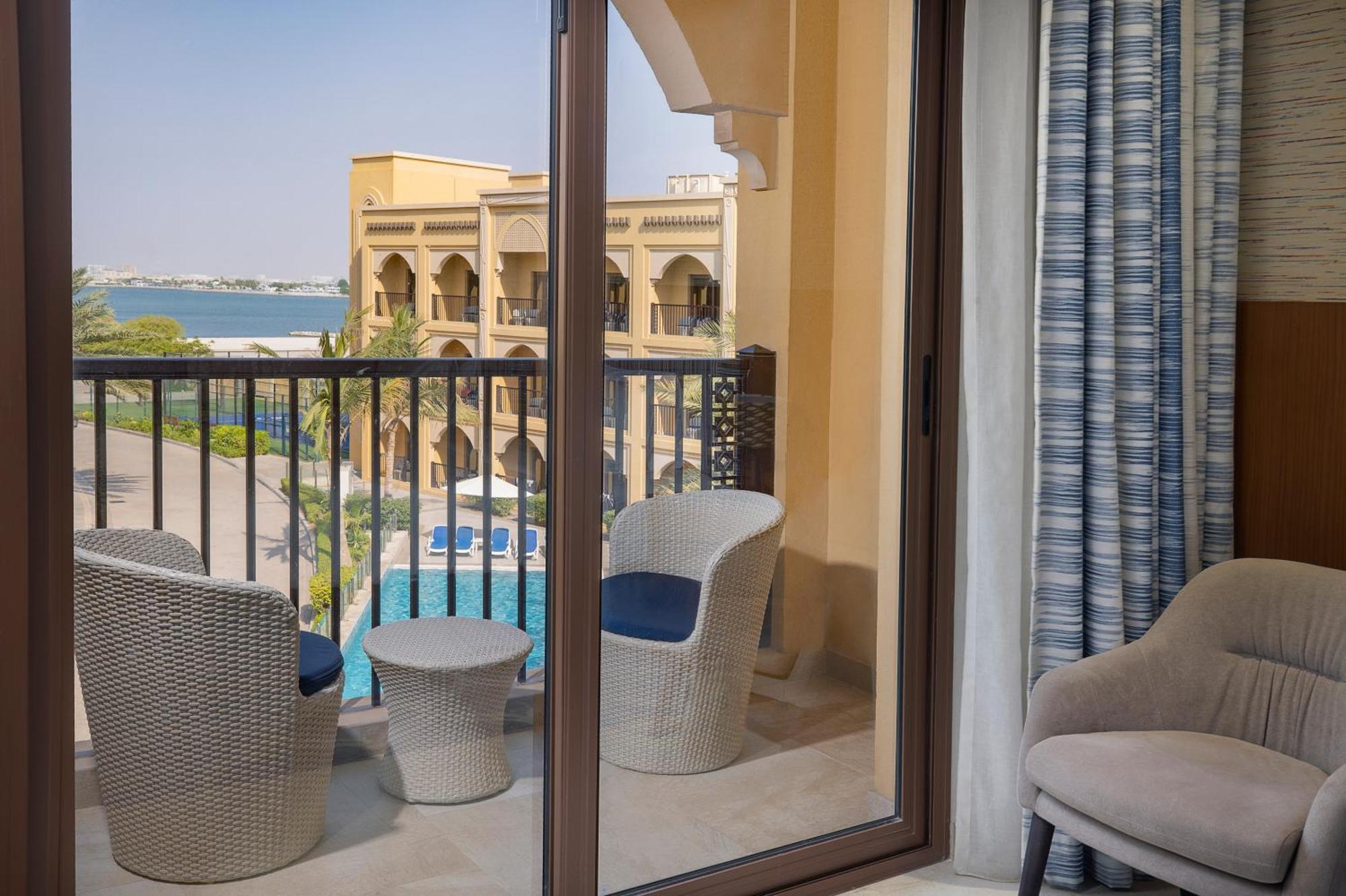 Doubletree By Hilton Resort & Spa Marjan Island Ras al-Khaimah Exterior foto A balcony at the hotel