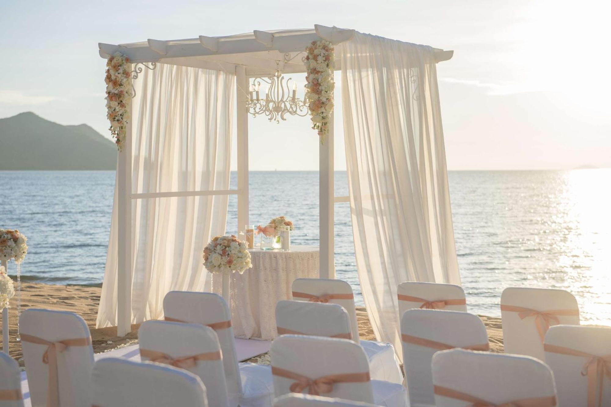 Doubletree By Hilton Resort & Spa Marjan Island Ras al-Khaimah Exterior foto A beach wedding